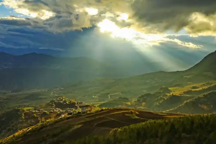 其它 家乡宁蒗 写美篇  宁蒗县俗称小凉山,位于云南省西北部,丽江市