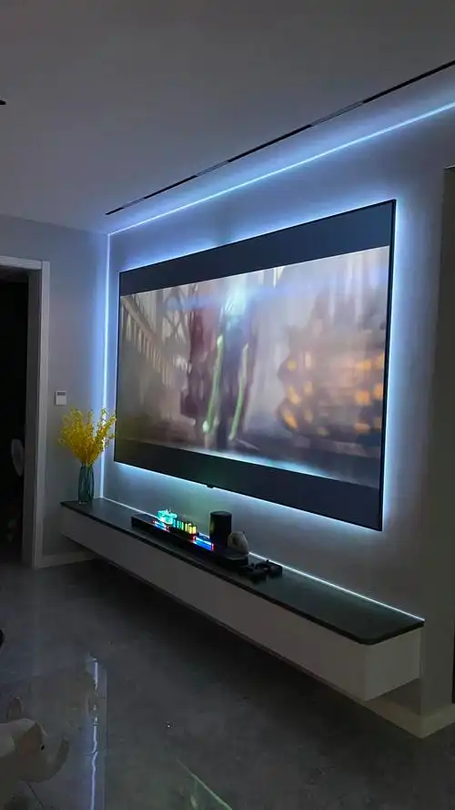 最终选择了120寸抗光幕布和升降式投影,搭配灯带没想到效果比预想的