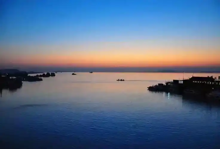 描写洞庭湖的诗句唯美,比喻手法描写洞庭湖的诗句