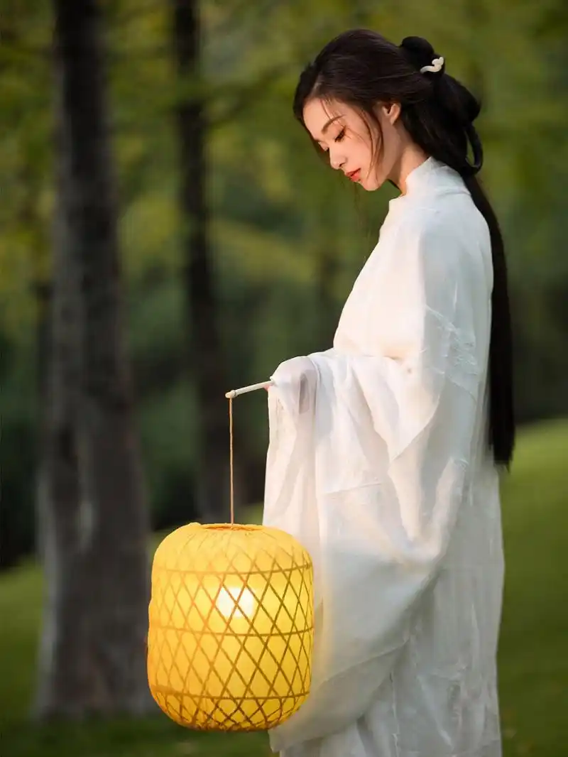 秋意满满的银杏季,穿白色汉服拍银杏超仙气 主题:【杏灵】 银杏搭配