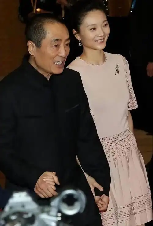 如果说张艺谋的妻子只是选择了一件非常普通的粉色连衣裙的话,那么是