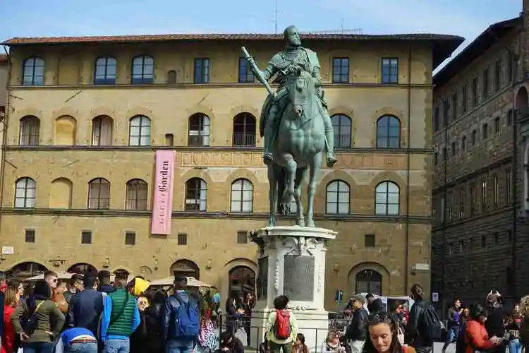 美第奇家族族人铜像.