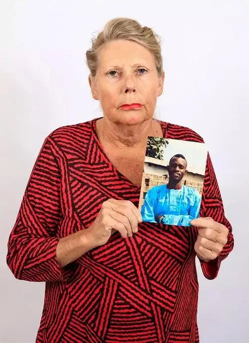 "爱情"在冈比亚,成了一种商品,由被戏称为toyboy(玩具男孩,小情郎)的