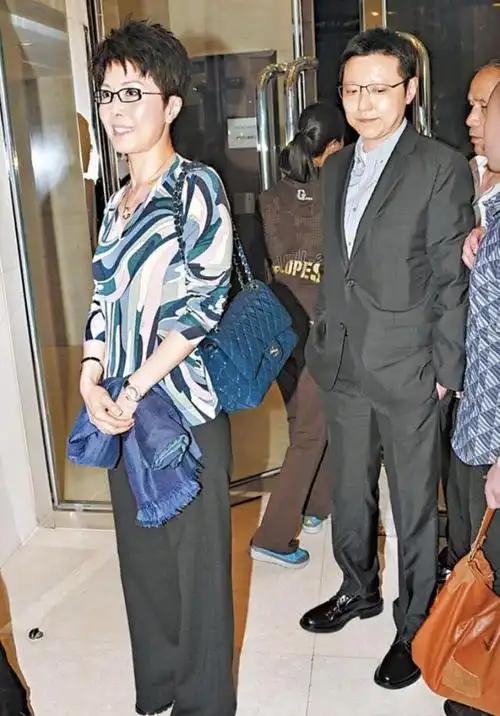 关菊英周伟利61岁关菊英与同性伴侣外游