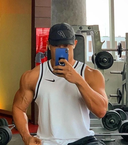 原创泰国最帅和尚堪比释明心剃度4年后成型男教练无数女粉丝爱慕