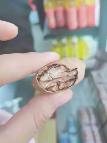 这个碧根果发霉了吗,店家非说是调料.谢谢?