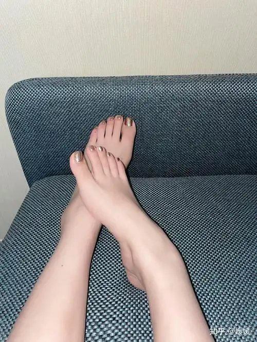 你觉得光脚穿什么样的高跟鞋最美