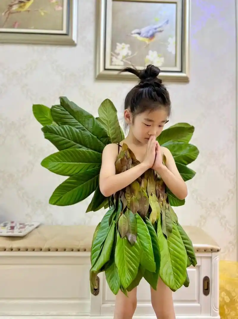 幼儿园作业树叶制作走秀服装～ 森林精灵礼服 我俩为她做的最后一份