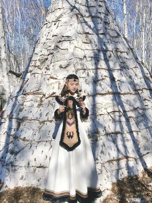 白桦林鄂温克族民族服装写真_民族服装-发簪网