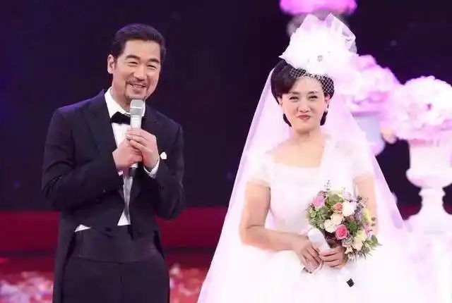 张国立为邓婕补办婚礼,网友却叹息不如当年给邓婕一个孩子