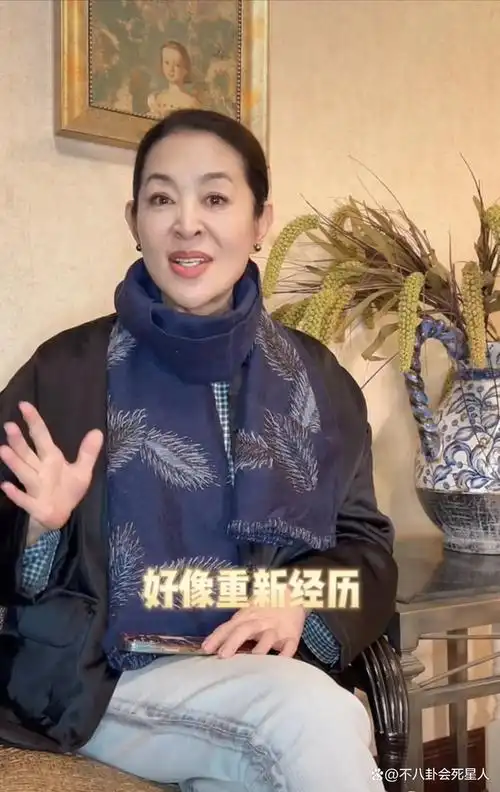 64岁倪萍近照,化精致浓妆注重打扮,变瘦了好多