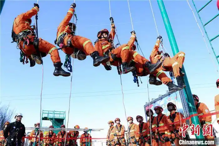 甘肃消防员化身蜘蛛侠空中训练绳索救援
