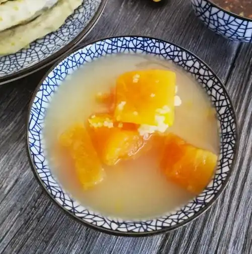 p>木瓜粥具有平肝和胃,舒筋活洛,软化血管,抗菌消炎,抗衰养颜,抗癌