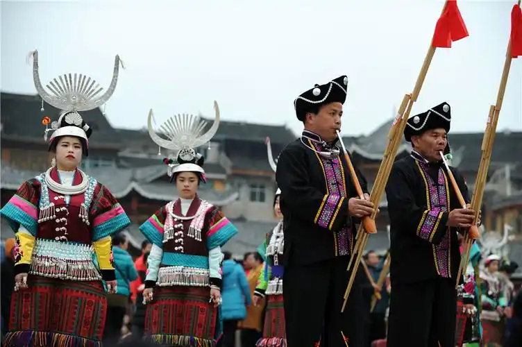 苗族群众吹响芦笙,跳起芦笙舞.