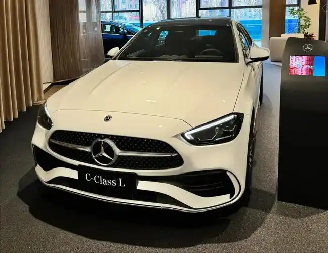 车身颜色提供北极白,石墨灰,松石绿等8种常规色彩可选,同时还支持选装