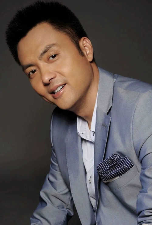 相比较很多大红的演员,一直不温不火的朱宏嘉却始终保持着平静之心.