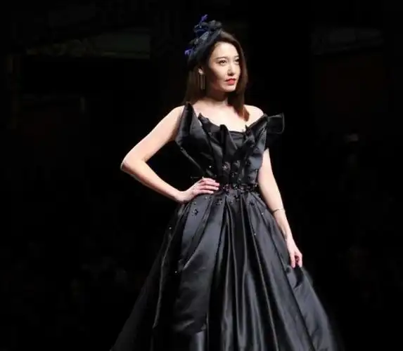 高露一袭黑裙出席活动惊艳全场成焦点摄影师宛如黑天鹅