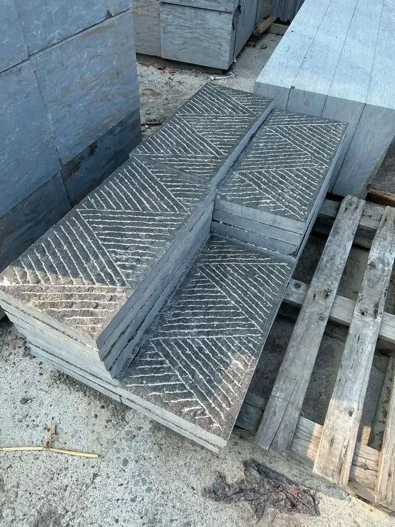 火烧面青石板. #火烧面台阶石 #斧凿面路沿石 #錾道面铺地 - 抖音