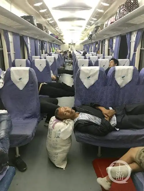 开往北方的绿皮火车 硬座车厢掠影