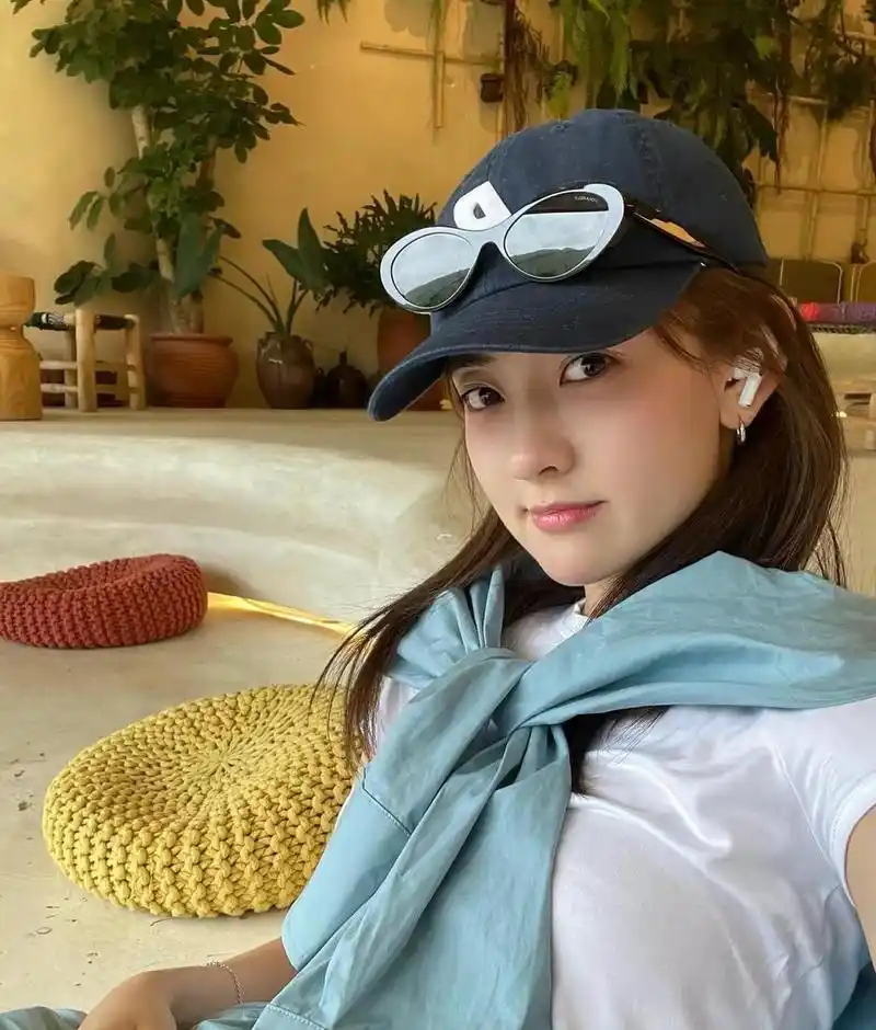 梁洁超短裤大长腿户外写真