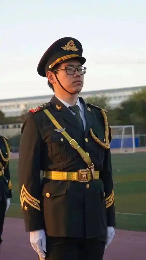 记衡水二中2021级毕业生,中央财经大学学生李博佳_校服_大学生_照片