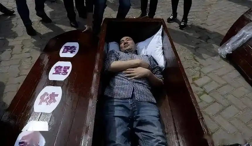 老人躺在棺材里"试棺"令人心酸,老人:苦了一辈子,想体面的走_冯某