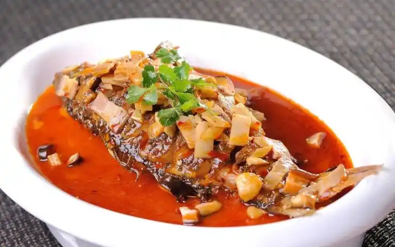 鲤鱼最好吃的做法就是红烧,记得烹饪的时候得把肠子去掉,不然吃的时候