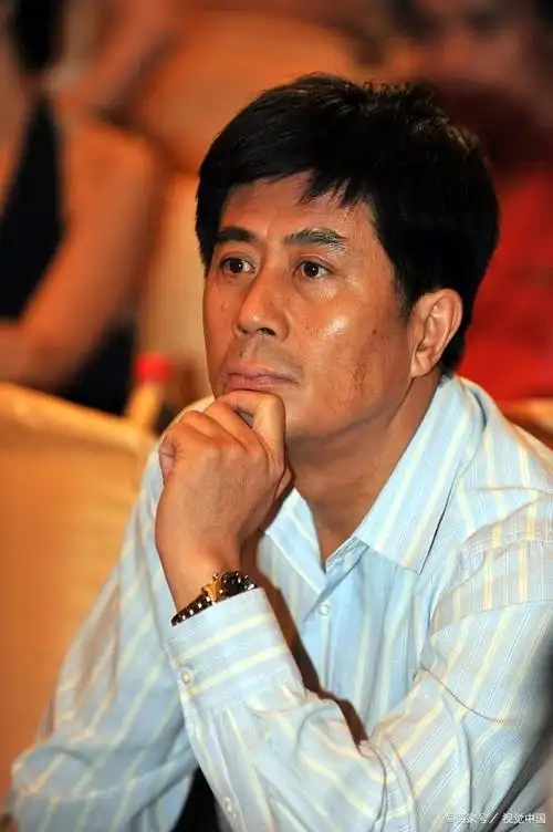 郭凯敏与相伴6年的张芝华离婚后,转身娶尤勇前妻,他追求什么?