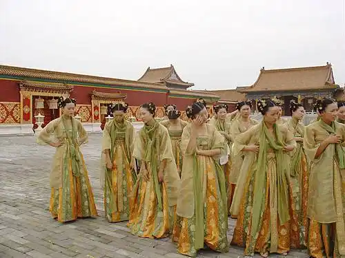 古代皇上每天都要冲洗"龙沟",宫女们为何抢着伺候?