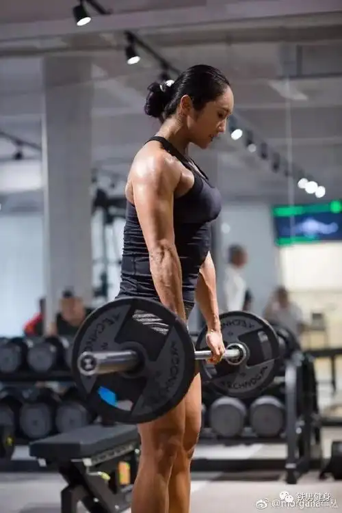 她19岁健身,32岁终于站上了世界的舞台,号称"中国健美之光"!