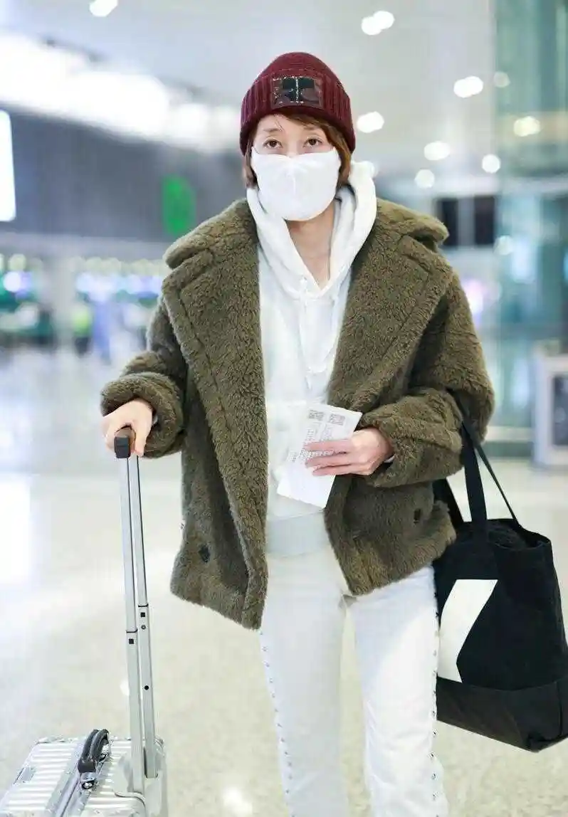马伊琍"素颜"走机场显憔悴,穿羊羔绒外套配卫衣,确实像45岁