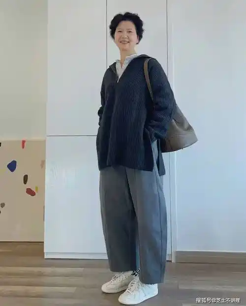上了年纪的女人,建议跟着这位"60岁阿姨"学穿搭,高级有品位