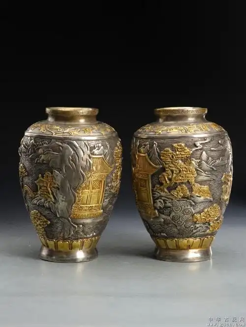 清代,"乾隆年制"白铜鎏金山水风景纹赏瓶一对