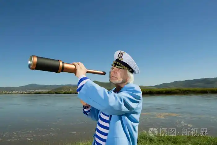 船长用望远镜看起来