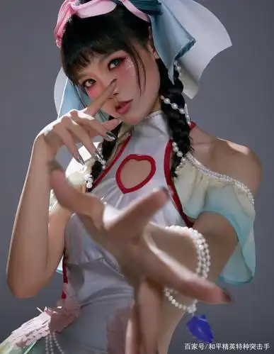 和平精英:蔚蓝诱惑军需人鱼之吻套装cosplay秀