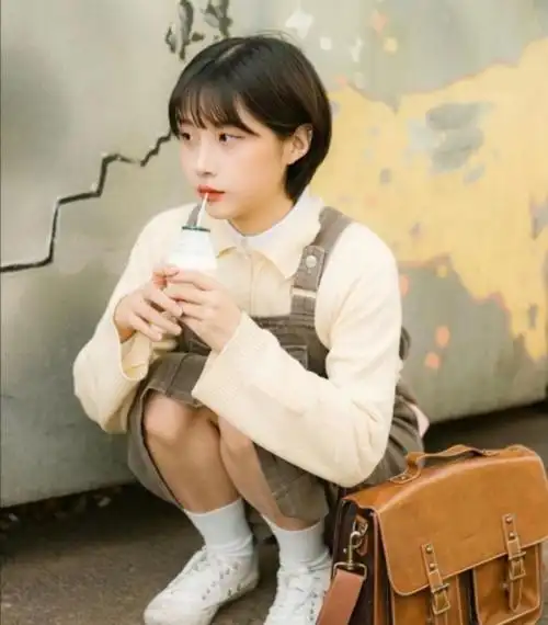 脸长的妹子更适合这种长到下巴的短发,搭配中分或者侧分都要显得非常