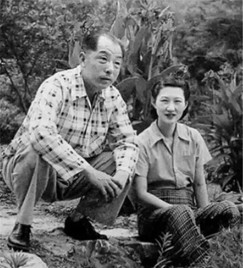 "西安事变"后,张学良被软禁于台湾,于凤至因病无法再服侍丈夫,携女儿