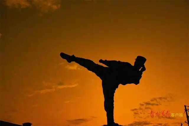 霞光辉映,武警官兵的战斗姿态别样美