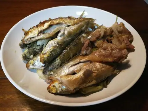 层叠的方式,既能避免犬鱼与肉被烧焦,又能使梅花