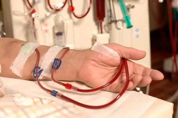 患病6年尿毒症小伙坚持创业赚钱换肾娶女友