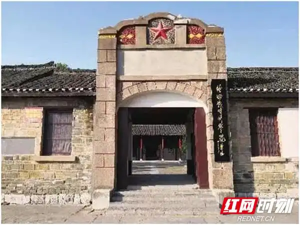 在全国抗战爆发后,吕振羽肩负"回乡开荒"使命,回到家乡,为树立救亡