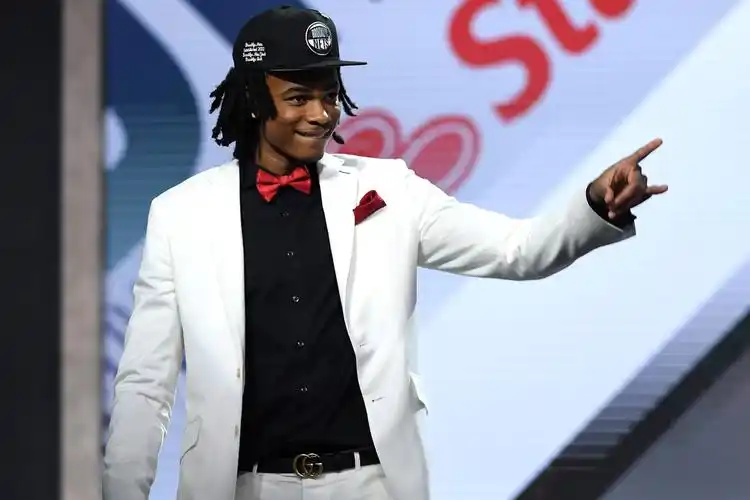 在考虑出售选秀权后,篮网队选择了尼克·克拉克斯顿(nic claxton),他