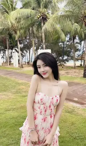 白卉子一袭红裙美丽动人,清凉女孩夏日抚人心