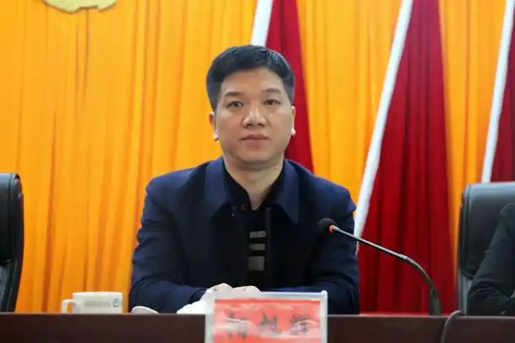 出席会议▲新当选团县委书记胡列文讲话奏唱团歌奏唱团歌《光荣啊!