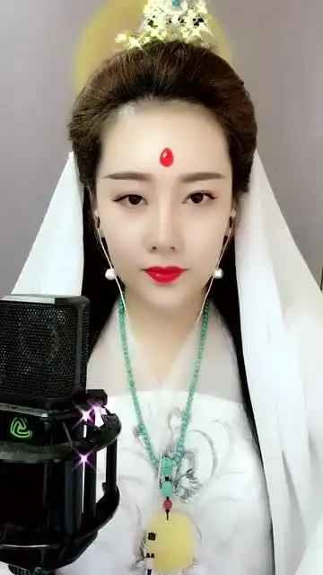 观音姐姐下凡了,一首佛歌唱的太美妙,众人听的如痴如醉