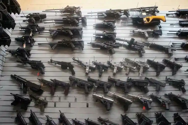 进入美国著名道具公司库房各种枪械足够武装一个师