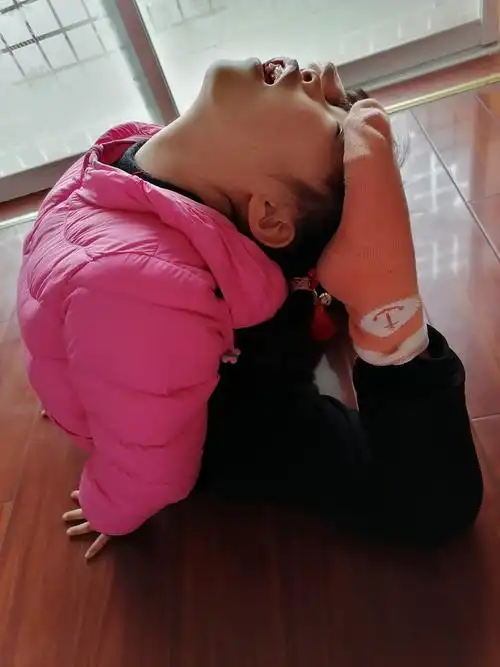 搭个元宝腰,现在还不能去学校上课,只能自己每天在家练一练基本功!