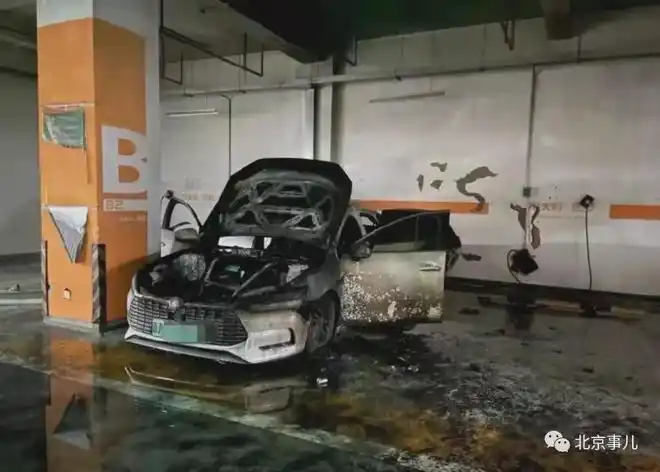 比亚迪电动汽车突然起火爆炸车主抱孩子逃出车辆瞬间被烧毁