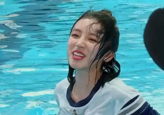 《跑男》全员落水,宋雨琦清秀,蔡徐坤帅气,baby生理期无法参加_黄旭熙