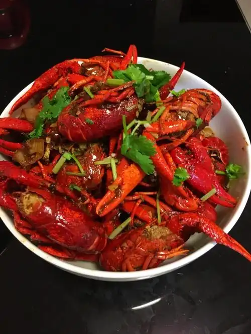 鱼姆斯做的周末在厨房炒小龙虾